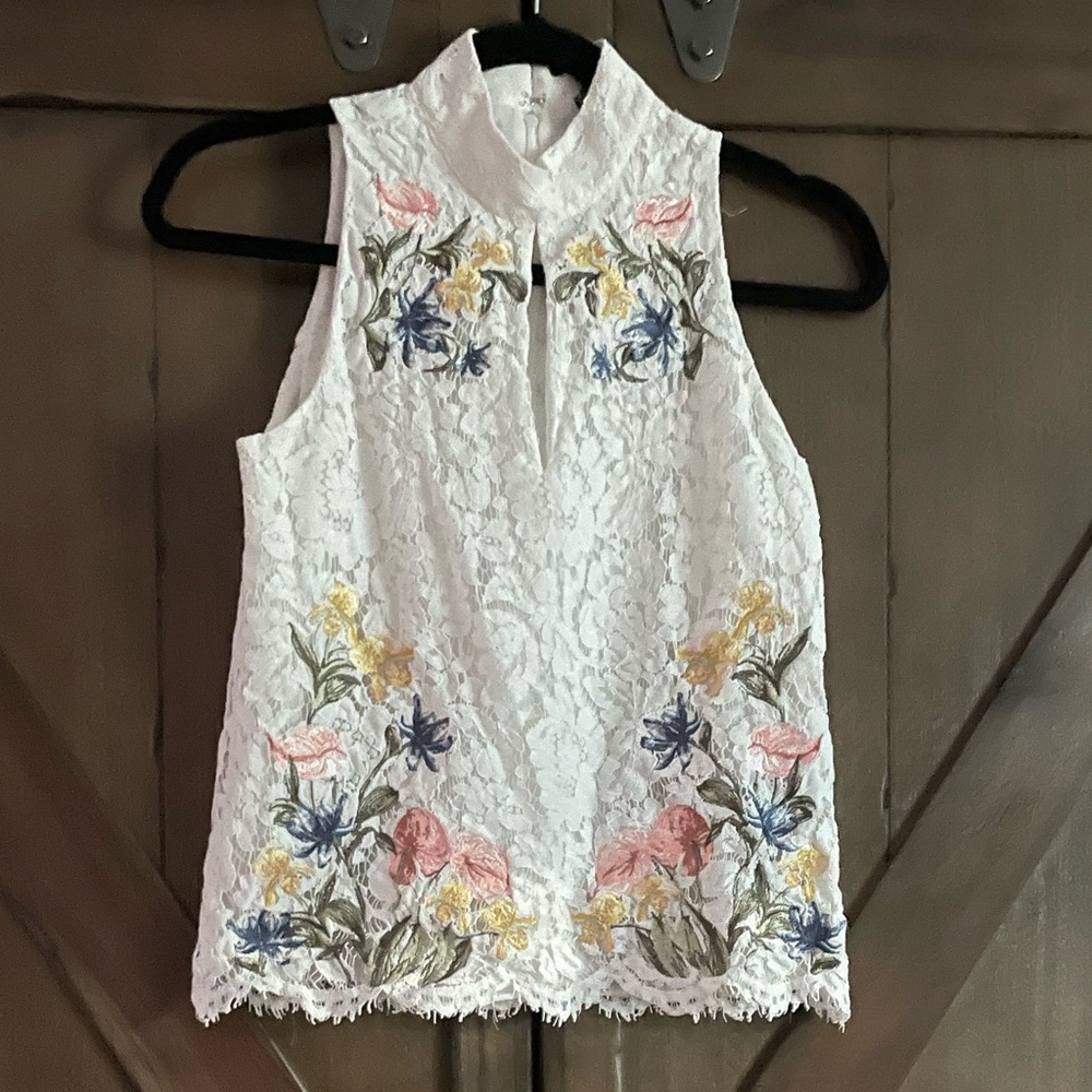 White House Black Market Scalloped White Lace Camisole with Floral Detail